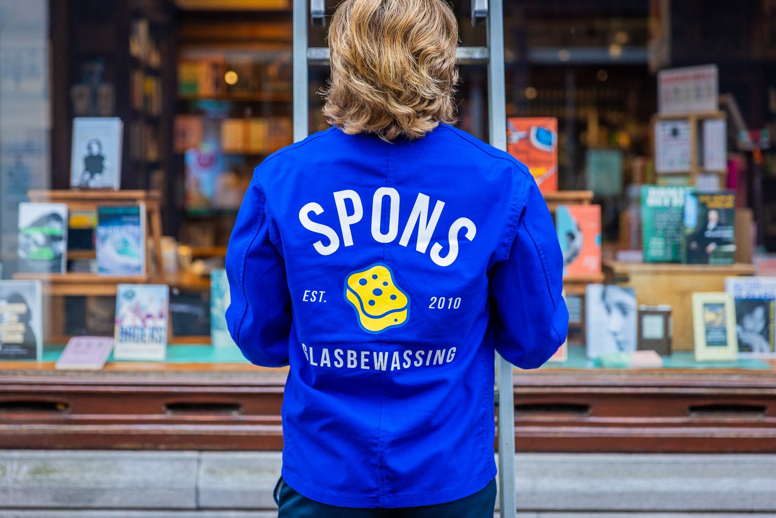 gevelreiniging van winkel in baarn door spons glasbewassing