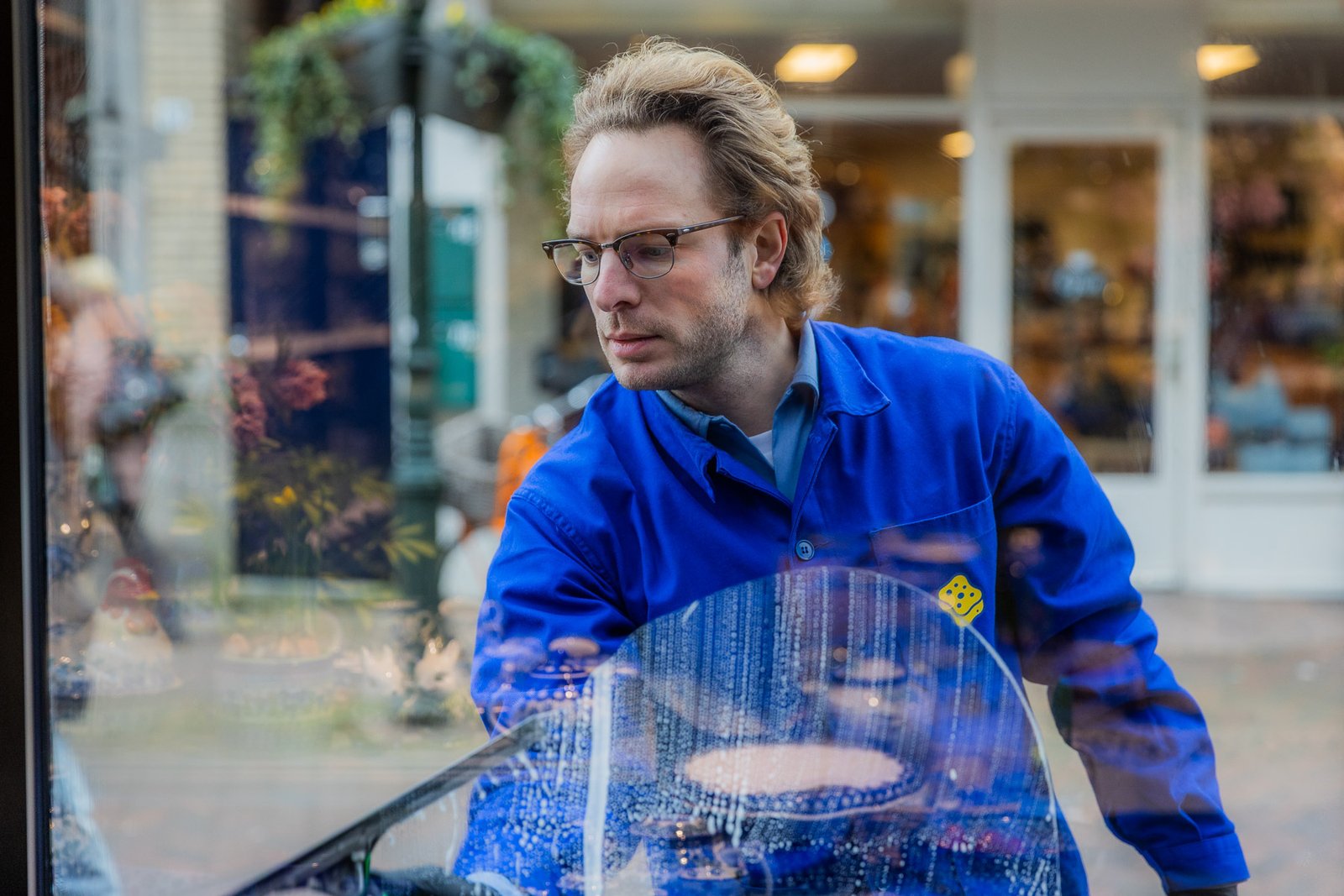 glasbewassing van winkel in soest door spons glasbewassing