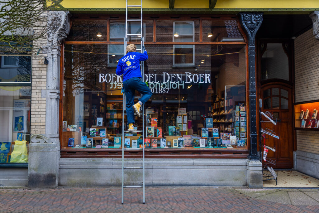 Ramen wassen bij winkel Den Boer in Baarn centrum